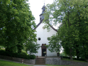 Kirche in Bosseborn im Sommer