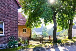 Bosseborn Blick vom Saatweg zur Kirche. Ein sommerlicher Blick auf die Kirche. Dorfathmosphäre